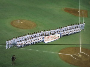 大勢の裏方さん達に支えられた優勝ですね。次は、日本一を目指してほしいです