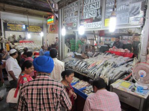 マーケットの奥には、魚屋さんが、並んでいました