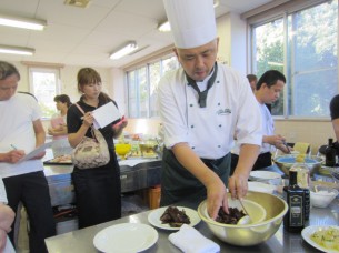 出汁に浸けておいた「黒キクラゲ」を盛り付けているところです