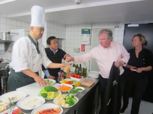 編集長おふたりに、まずは試食して頂きました