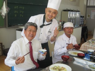 山下校長先生には、最後まで授業を御覧頂き、試食もして頂きました