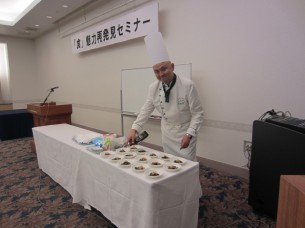 美味しい「刺身昆布のオリーブ醤油風味」の盛り付け中です