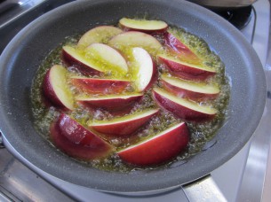 砂糖不使用の「オリーブ焼きりんご」は、とても甘くて美味しいですよ!