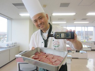 ステーキ用のブリモ、EXVオリーブオイルでマリネしてから焼きます