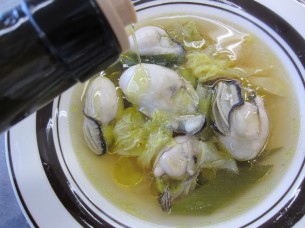 「牡蠣の和風スープ仕立て」には、仕上げにEXVオリーブオイルをかけます