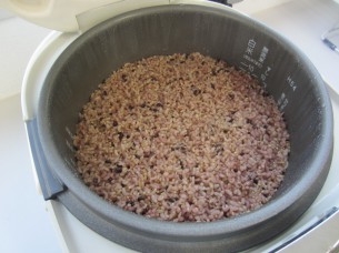 玄米の5割増しの水を加えれば、普通の炊飯器でもカンタンに炊けますよ!