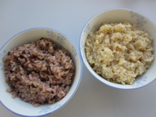「オリーブ玄米御飯」、左は、黒米入りです