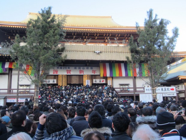 子供の頃から続けている「成田山新勝寺への初詣」に行って来ましたが、御覧のような人だかりでした