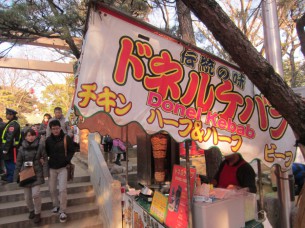 屋台のケパブ屋さんも若者達に人気でした