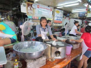 市場の中では「生春巻きの皮」を焼いていました