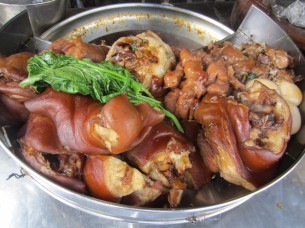 じっくり煮込んだ豚足も、伝統的なお惣菜ですね