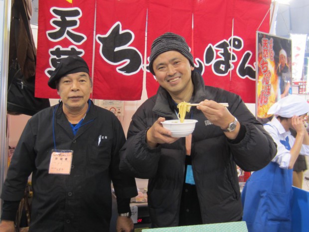 天草市下田温泉センター「白鷺館」館長の永田文明さんも来場し、直々に美味しい「天草海鮮ちゃんぽん」を作って下さいました